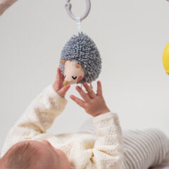 Taf Toys játszószőnyeg játékhíddal Tummy-time activity gym