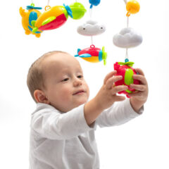 Baby Mix zenélő-forgó projektoros távirányítóval Repülő és helikopter