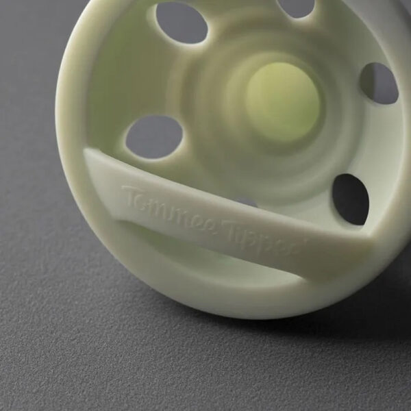 Tommee Tippee nyugtató cumi szilikon Breast-Like anyamell formájú 0-6 hó 2db színes